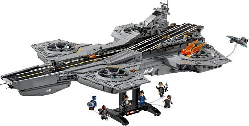 LEGO Marvel odhaluje set 76354 S.H.I.E.L.D. Helicarrier — impozantní létající letadlovou loď z filmů Avengers. Se 3 057 dílky, 6 minifigurkami a vydáním 1. června 2026 jde o jeden z nejdelších sad roku.