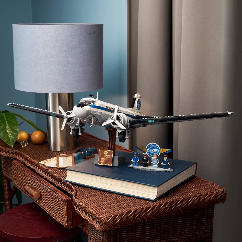 Douglas DC-3 vystavený v interiéru