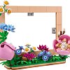 LEGO Botanicals přináší nový GWP dárek – set 40916 Květinový fotorámeček z 310 dílků, který byl dostupný k nákupu od 9. do 16. března 2026.