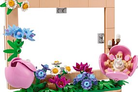 LEGO Botanicals přináší nový GWP dárek – set 40916 Květinový fotorámeček z 310 dílků, který byl dostupný k nákupu od 9. do 16. března 2026.