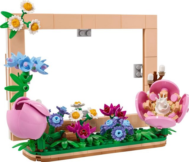 LEGO Botanicals přináší nový GWP dárek – set 40916 Květinový fotorámeček z 310 dílků, který byl dostupný k nákupu od 9. do 16. března 2026.