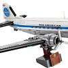 LEGO Icons přináší v dubnu 2026 nový 18+ model legendárního letounu Douglas DC-3 v ikonickém zbarvení Pan Am. Set obsahuje 1 903 dílků a spoustu detailů pro fanoušky letectví.