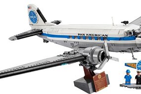 LEGO Icons přináší v dubnu 2026 nový 18+ model legendárního letounu Douglas DC-3 v ikonickém zbarvení Pan Am. Set obsahuje 1 903 dílků a spoustu detailů pro fanoušky letectví.