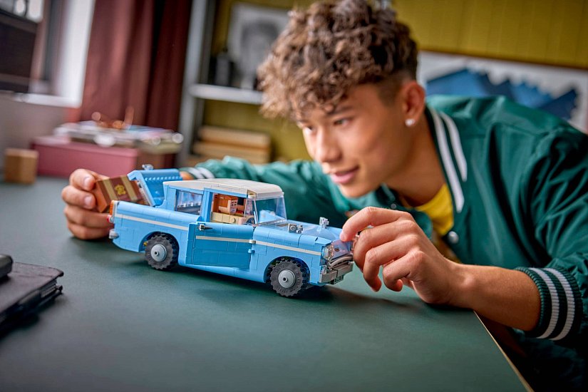 Brick-built figurky Harryho a Rona uvnitř vozu